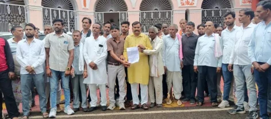 शिवपुरी में स्टोन क्रेशर पर किसानों का विरोध, ब्लास्टिंग से फसल बर्बाद होने का आरोप; लीज निरस्त करने की मांग
