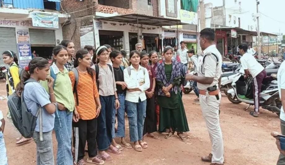 स्कूल और कॉलेजों के आसपास बढ़ाई निगरानी: बामोरकलां पुलिस का मनचलों पर शिकंजा, छात्राओं की सुरक्षा पर फोकस