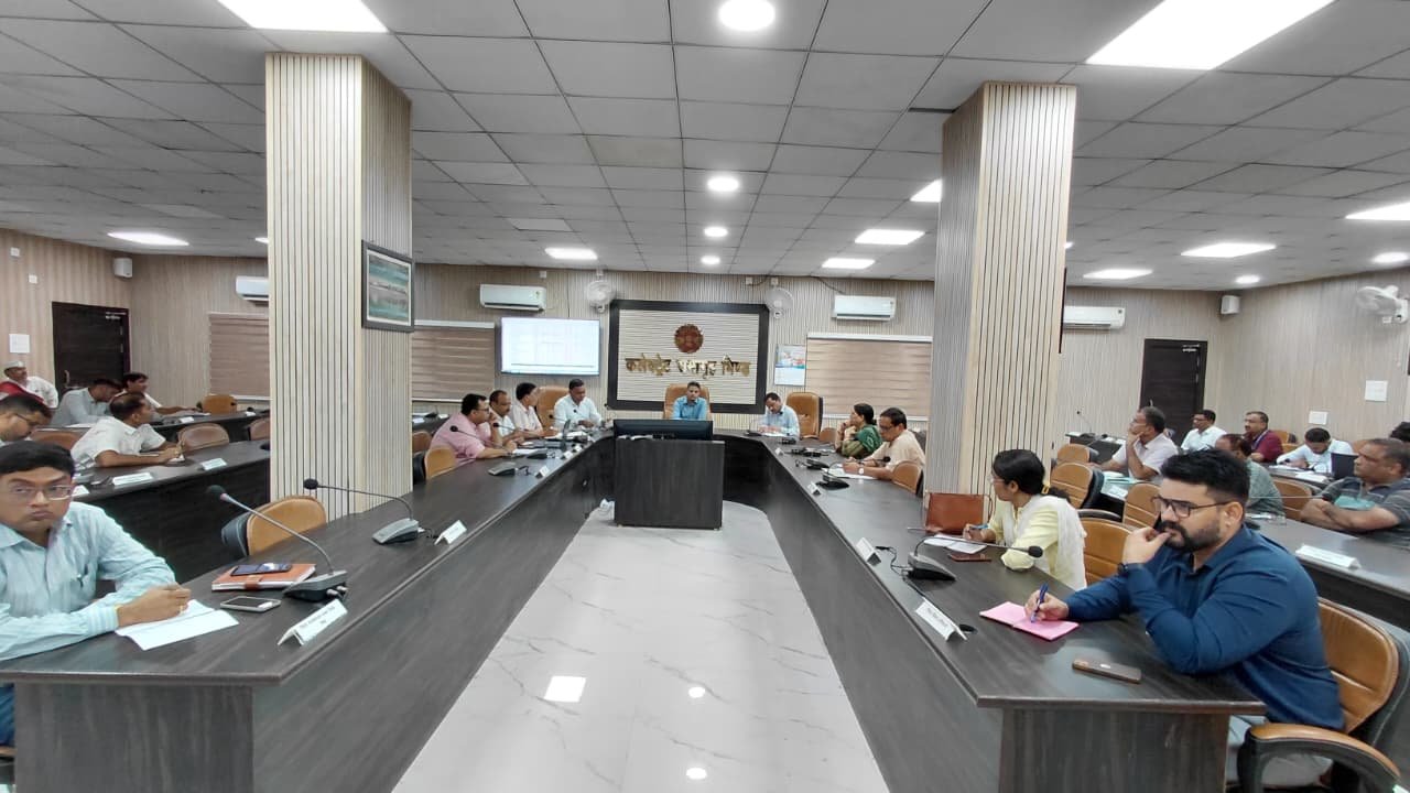 भिण्ड में कलेक्टर की समय सीमा बैठक: सीएम हेल्पलाइन और लंबित मामलों की समीक्षा, लापरवाही पर तय होगी व्यक्तिगत जिम्मेदारी