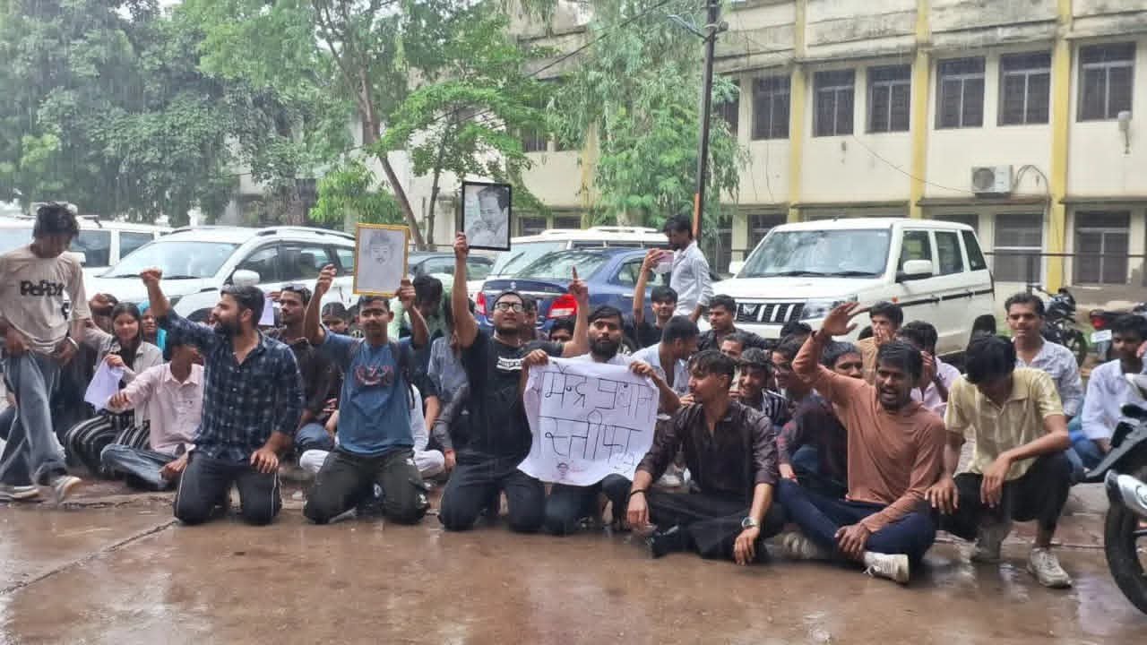 छतरपुर में छात्रों का प्रदर्शन, केंद्रीय शिक्षा मंत्री के इस्तीफे और परीक्षा प्रणाली में सुधार की उठाई मांग