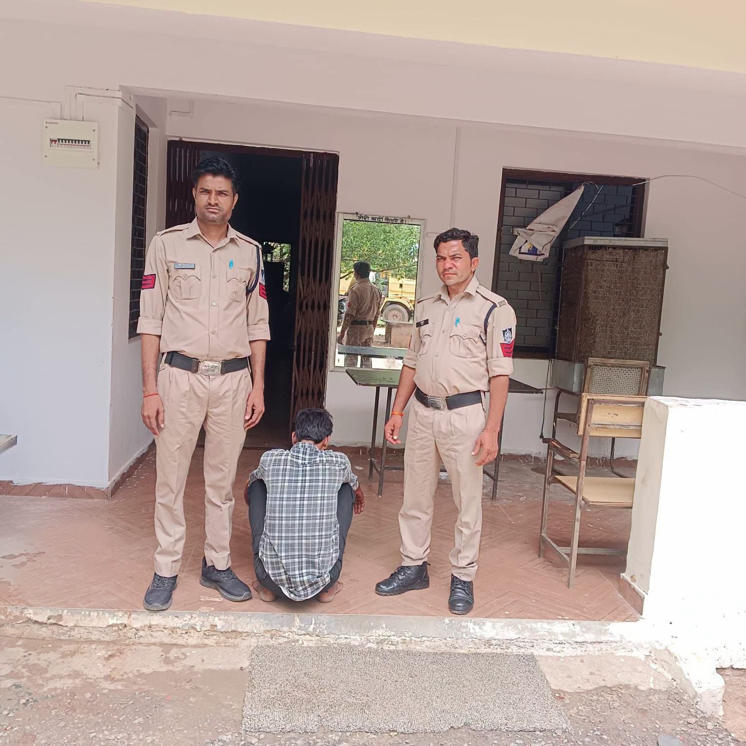 शिवपुरी में 2 साल से फरार स्थायी वारंटी गिरफ्तार, अमोला पुलिस की कार्रवाई