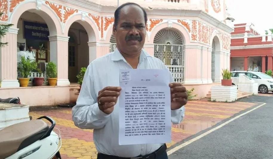 चार जेसीबी के आगे हार गई आदिवासियों की मेहनत: पट्टा भूमि से बेदखली का आरोप, इंसाफ के लिए कलेक्टर दरबार पहुंचे पीड़ित