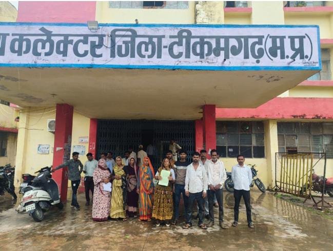 100 साल पुराने आदिवासी रास्ते पर कब्जे का आरोप: खेतों तक पहुंच बंद, ग्रामीणों ने मुख्यमंत्री से लगाई न्याय की गुहार