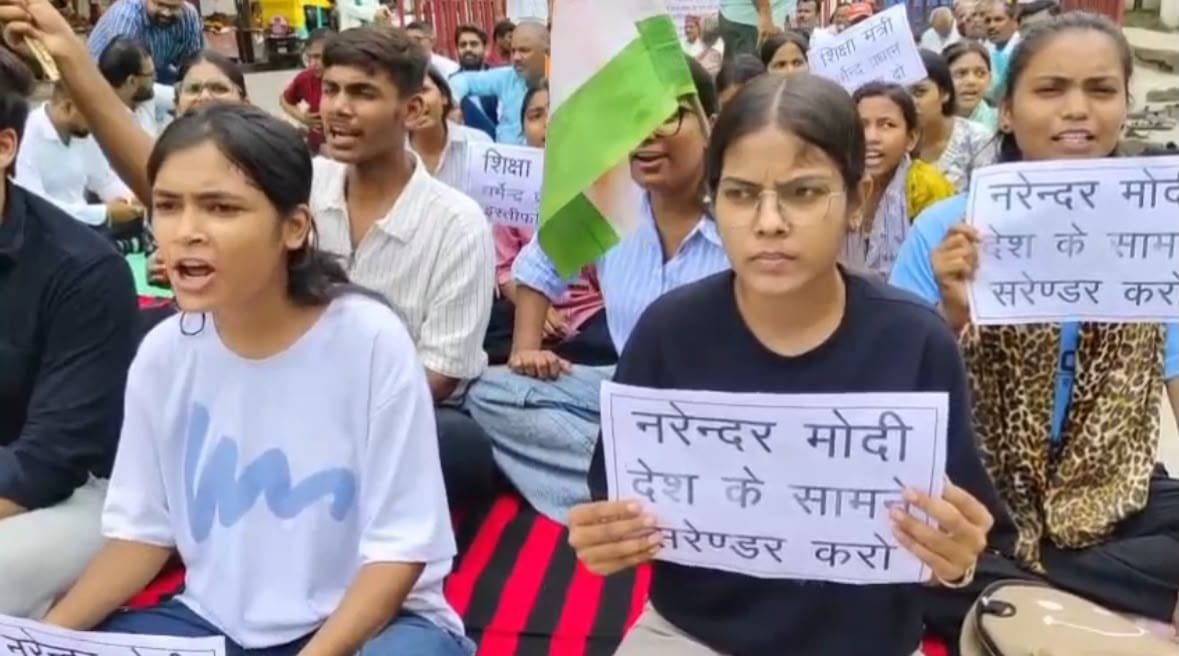 सोनम वांगचुक के समर्थन में रीवा में प्रदर्शन: छात्र, किसान और अधिवक्ता सड़क पर उतरे, शिक्षा मंत्री के इस्तीफे की मांग