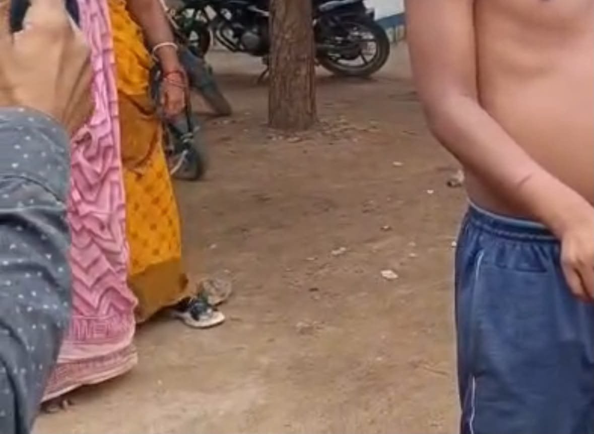 पिछोर में युवक से मारपीट कर रस्सी से बांधने का आरोप: SC/ST एक्ट समेत गंभीर धाराओं में केस दर्ज