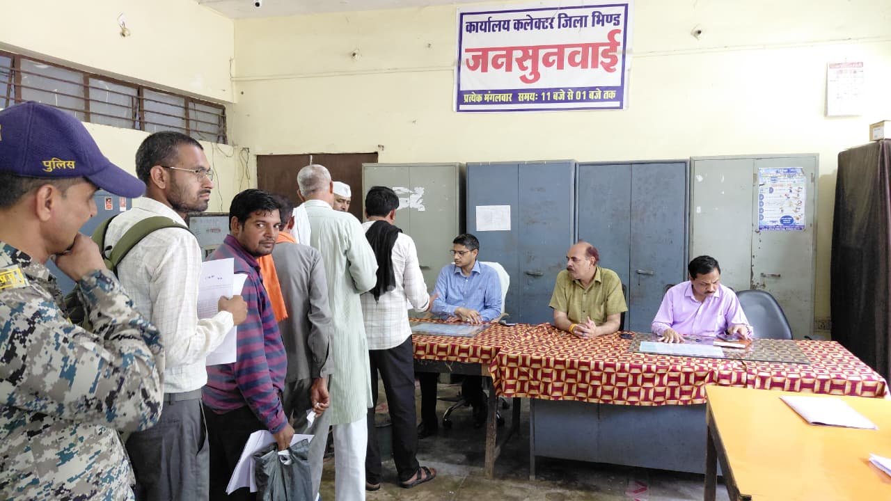 भिंड जनसुनवाई में 83 आवेदकों की समस्याएं सुनी गईं, कलेक्टर ने अधिकारियों को दिए त्वरित निराकरण के निर्देश