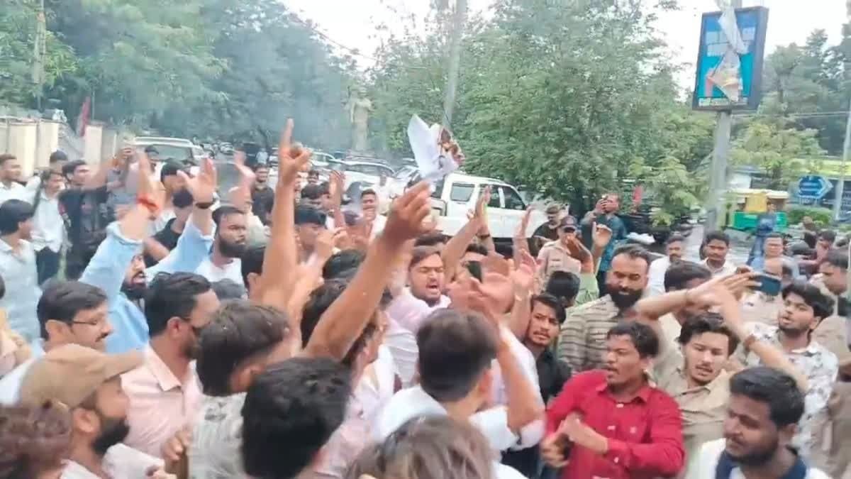भोपाल में NSUI के विरोध प्रदर्शन के दौरान लगे ‘नरेंद्र मोदी जिंदाबाद’ के नारे, कुछ देर के लिए बनी असहज स्थिति