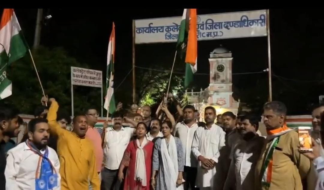 राहुल गांधी की हिरासत के विरोध में शिवपुरी में कांग्रेस का प्रदर्शन, माधव चौक से कलेक्ट्रेट तक निकाली रैली