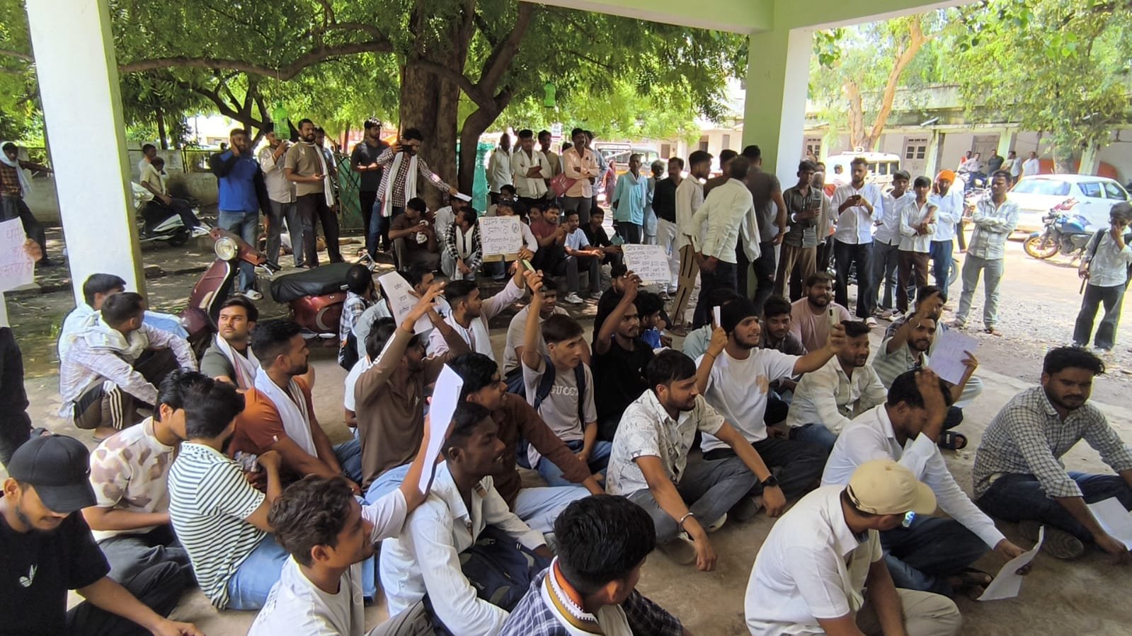 NEET पेपर लीक मामले पर डबरा में छात्रों का प्रदर्शन, राष्ट्रपति के नाम तहसीलदार को सौंपा ज्ञापन