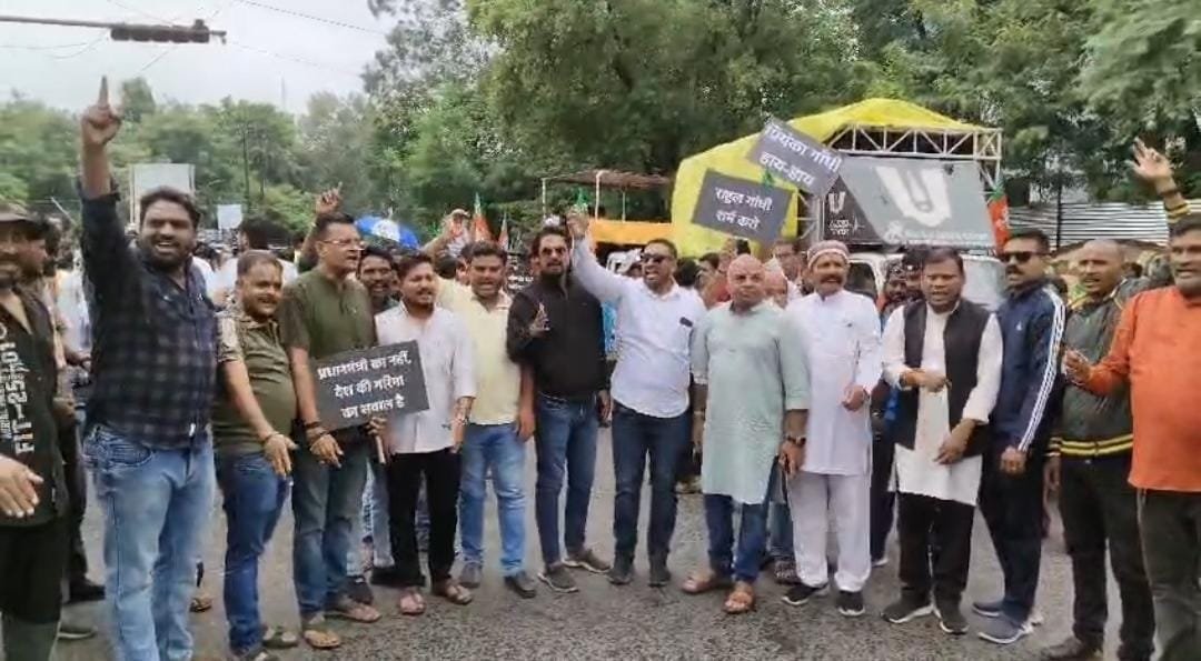 भोपाल में भाजपा का कांग्रेस कार्यालय घेराव, बैरिकेडिंग पर पुलिस ने रोका, कार्यकर्ताओं ने की आगे बढ़ने की कोशिश