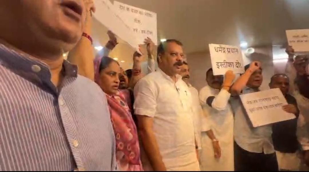 दिल्ली घटना के विरोध में विधानसभा पहुंचे कांग्रेस विधायक, काली पट्टी बांधकर जताया विरोध
