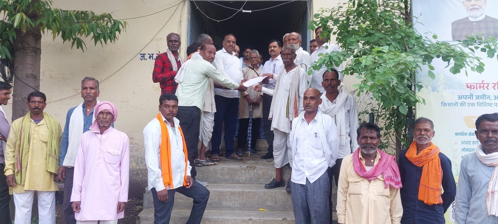केसली में रास्ते पर अतिक्रमण का आरोप, 8 गांवों का संपर्क प्रभावित; ग्रामीणों ने तहसीलदार को सौंपा ज्ञापन