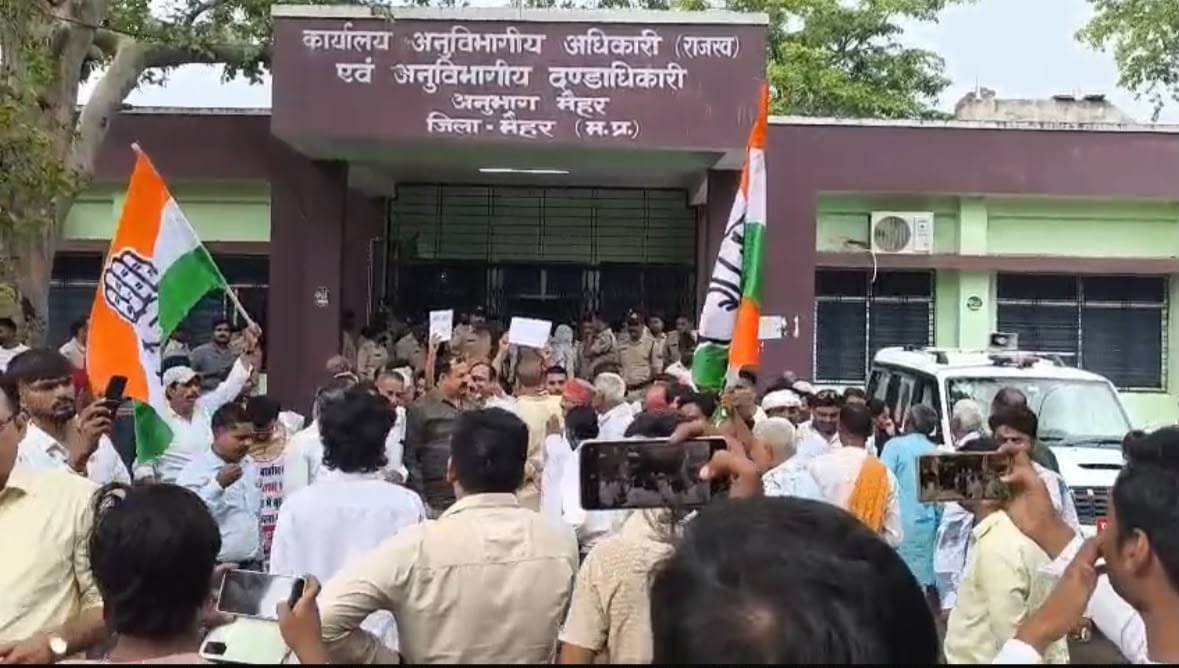 राहुल गांधी के समर्थन में मैहर कांग्रेस का प्रदर्शन: छात्रों पर लाठीचार्ज और महंगाई के मुद्दे पर सौंपा ज्ञापन