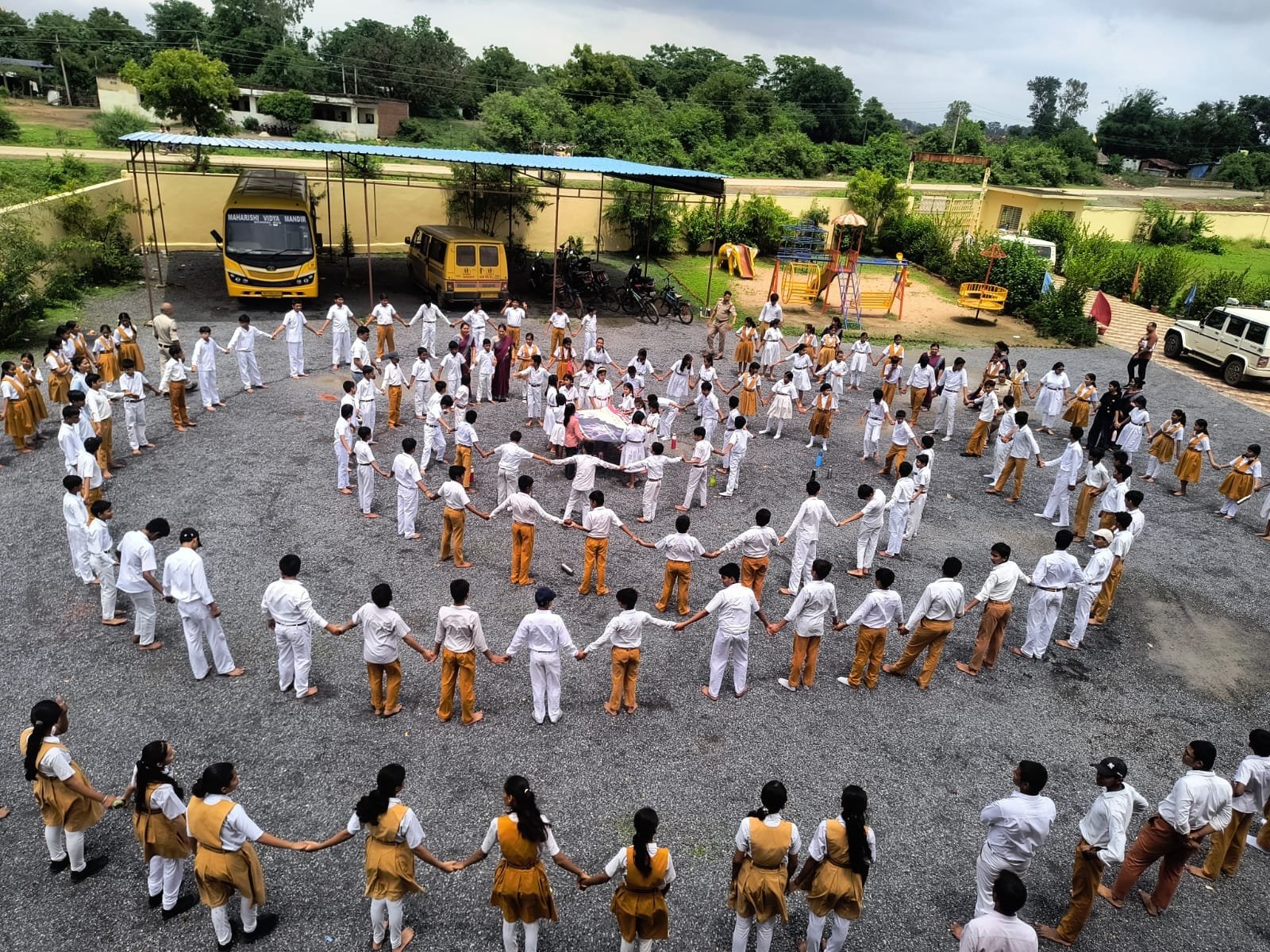 अमरपाटन में ‘नशे से दूरी है जरूरी 2.0’ अभियान: स्कूल में मानव श्रृंखला, बस स्टैंड पर नुक्कड़ कार्यक्रम से दिया नशामुक्ति का संदेश