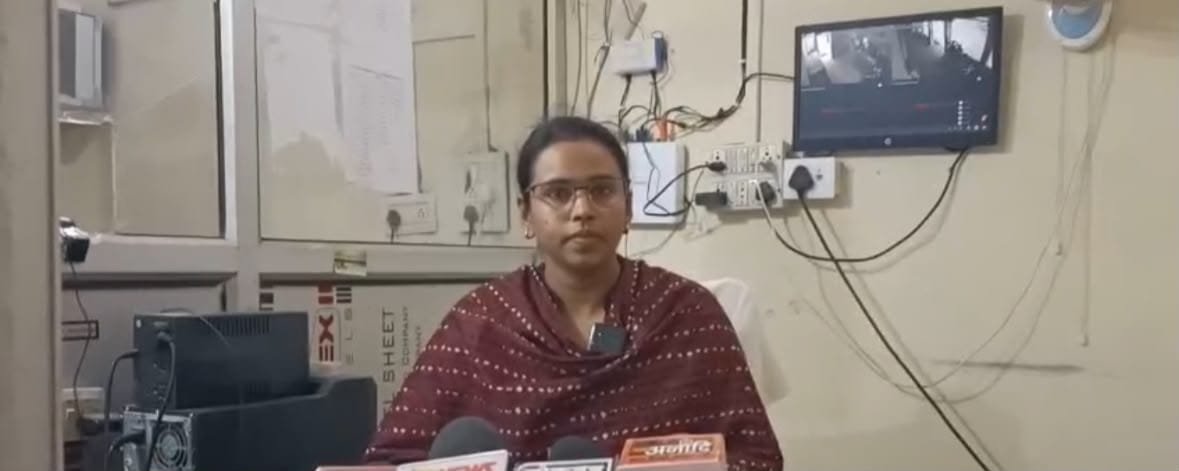 उपपंजीयक के नाम पर अवैध वसूली की शिकायत: निरीक्षण में अनाधिकृत लोग करते मिले शासकीय कार्य