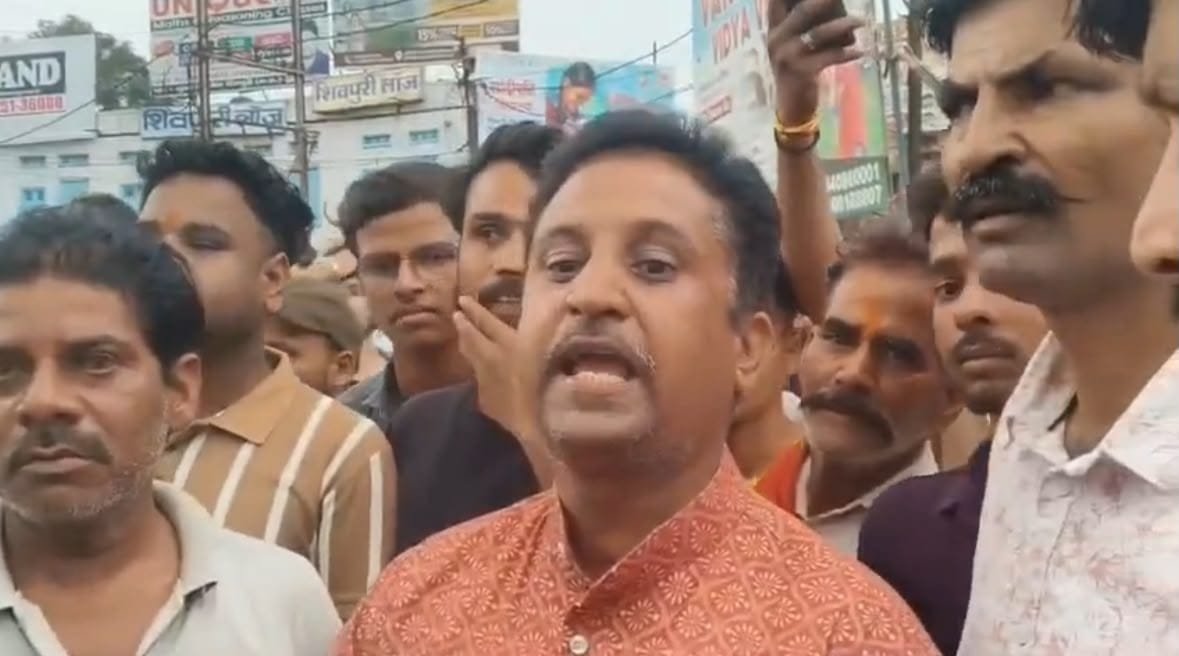 छात्र प्रदर्शन के दौरान हंगामा: भाजपा नेता और प्रदर्शनकारियों में धक्का मुक्की