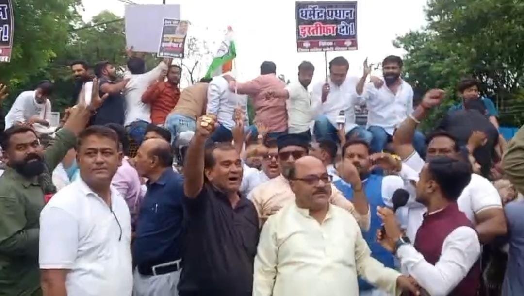 धर्मेंद्र प्रधान के इस्तीफे की मांग पर भोपाल में कांग्रेस का प्रदर्शन, बीजेपी कार्यालय का घेराव