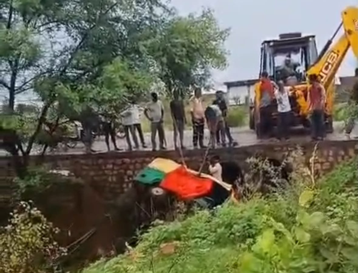 शिवपुरी: ट्रक ने टैक्सी को मारी टक्कर, गड्ढे में गिरी यात्री टैक्सी, पांच घायल