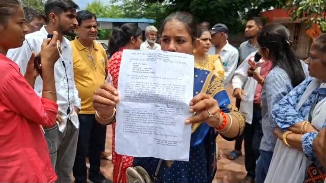 भोपाल के जेपी अस्पताल से आउटसोर्स कर्मचारियों की सेवाएं समाप्त, कर्मचारियों ने लगाए गंभीर आरोप