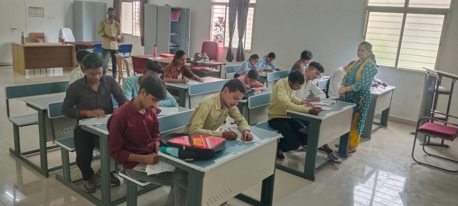 कारगिल विजय दिवस पर अग्रणी कॉलेज में निबंध प्रतियोगिता, विद्यार्थियों ने वीर जवानों के शौर्य को किया नमन