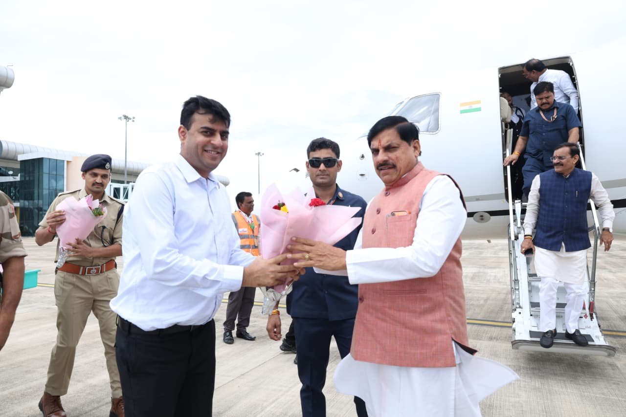 खजुराहो एयरपोर्ट पहुंचे मुख्यमंत्री डॉ मोहन यादव: जनप्रतिनिधियों और अधिकारियों ने किया आत्मीय स्वागत