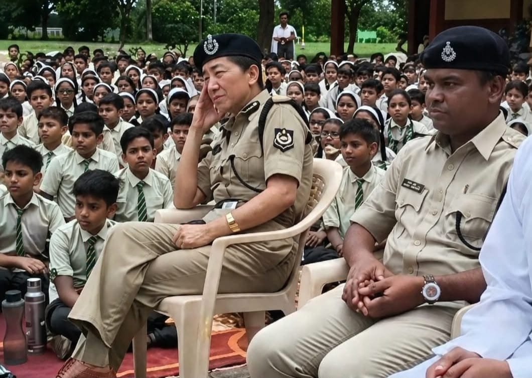 धूप में बच्चों के बीच बैठीं शिवपुरी एसपी भूटिया: मंच छोड़ छात्रों संग देखा नाटक, दिए सफलता के मंत्र