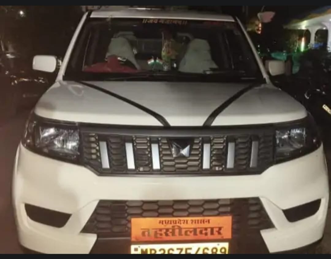 रेत माफियाओं के हौसले बुलंद: कार्रवाई के दौरान नायब तहसीलदार के ड्राइवर से मारपीट, सरकारी वाहन के शीशे तोड़े