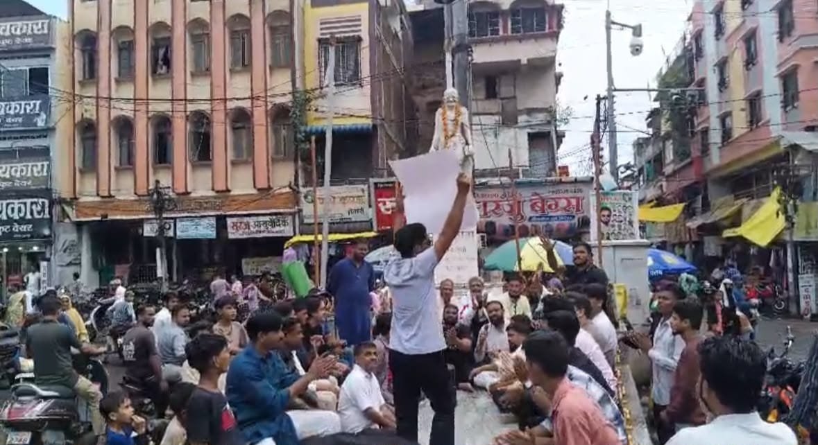 दिल्ली में छात्रों पर लाठीचार्ज के विरोध में बुरहानपुर में धरना प्रदर्शन: शिक्षा मंत्री के इस्तीफे की मांग