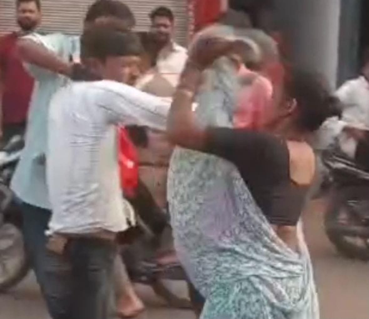 बस स्टैंड पर महिला से अभद्रता का आरोप: चप्पलों से युवक की पिटाई का वीडियो वायरल