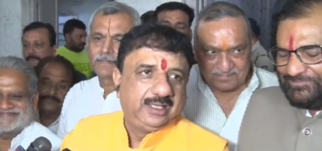 कमाली माता मंदिर की जमीन पर शॉपिंग कॉम्प्लेक्स का विरोध, सांसद आलोक शर्मा ने कलेक्टर को सौंपा ज्ञापन