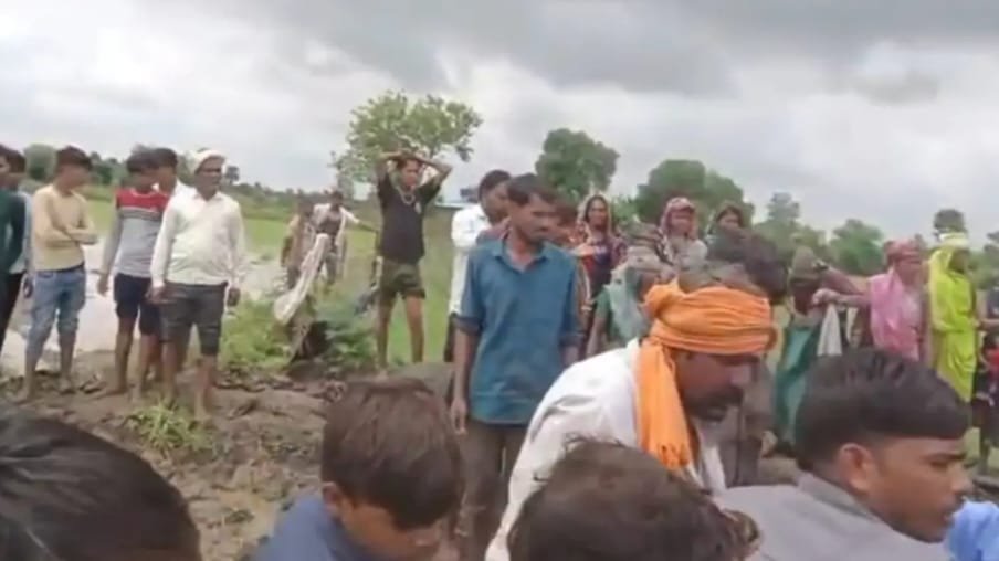 धान रोपाई के दौरान पलटा ट्रैक्टर: नीचे दबा चालक, ग्रामीणों ने एक घंटे की मशक्कत के बाद बचाया