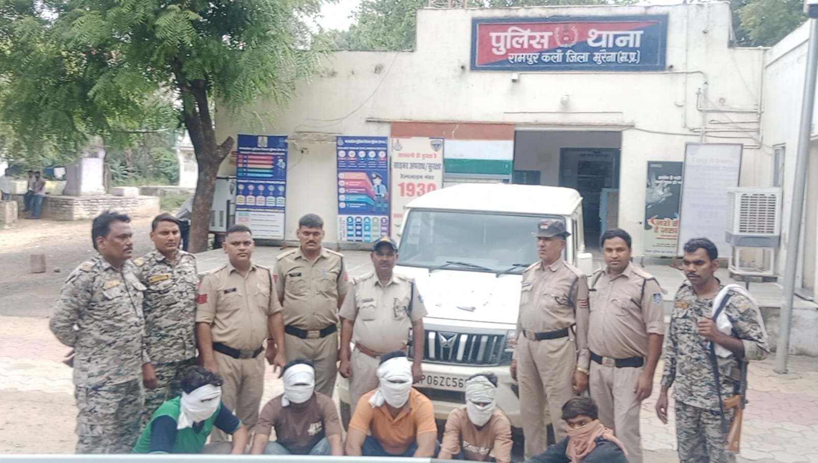 मुरैना में डकैती की बड़ी साजिश नाकाम: ढाबे पर धावा बोलने की तैयारी कर रहे 5 बदमाश गिरफ्तार, बोलेरो समेत हथियार जब्त