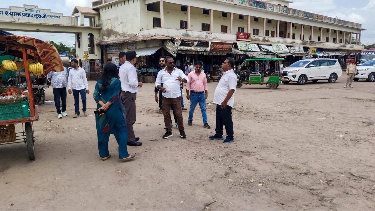 टीकमगढ़ न्यू बस स्टैंड का कलेक्टर ने किया निरीक्षण, गड्ढे भरने और पेयजल व्यवस्था दुरुस्त करने के दिए निर्देश