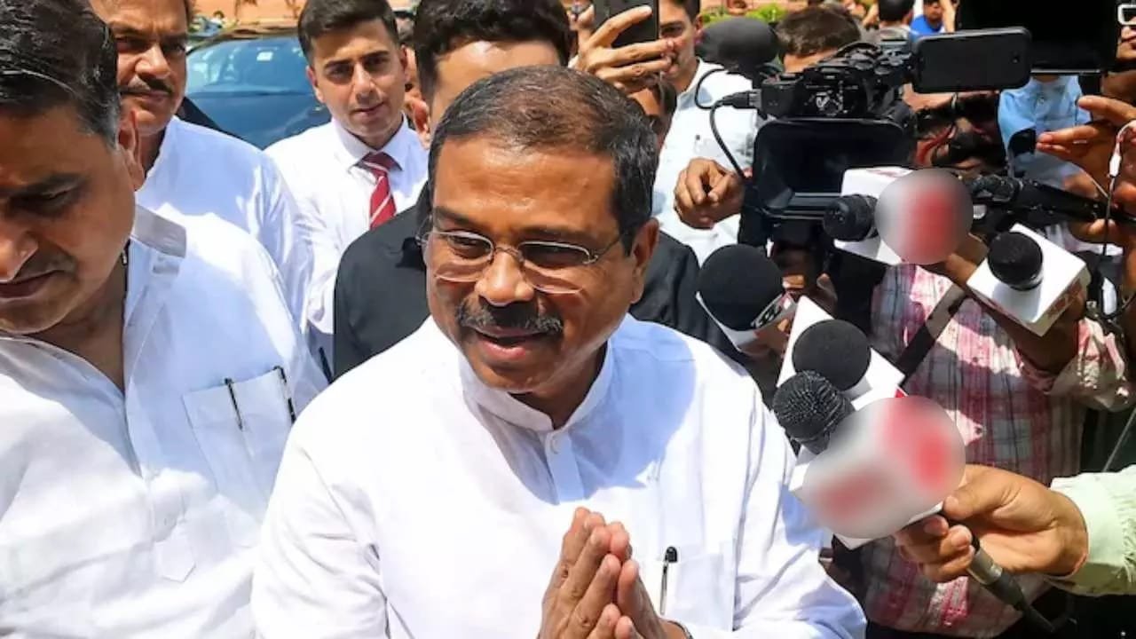 इस्तीफे के बाद पहली बार संसद पहुंचे धर्मेंद्र प्रधान, NDA सांसदों ने किया जोरदार स्वागत