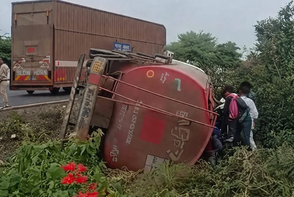 NH 46 लुकवासा बायपास पर डीजल से भरा टैंकर पलटा: चालक गंभीर रूप से घायल, डीजल लेने उमड़ी भीड़