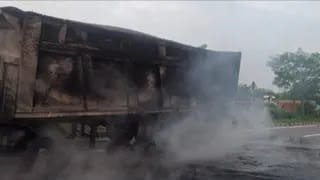 मानेसर: हाईवे पर चलती फायर ट्रॉली ट्रक से टकराई, हादसे के बाद लगी आग, चालक ने कूदकर बचाई जान