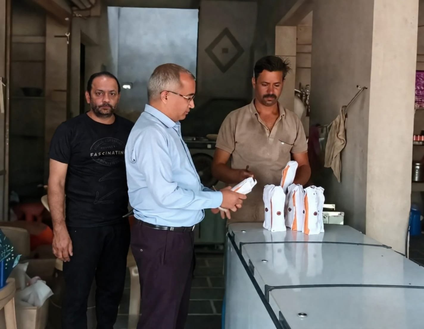 शिवपुरी में दूध, मावा और पनीर की जांच तेज, 7 प्रतिष्ठानों से लिए गए सैंपल