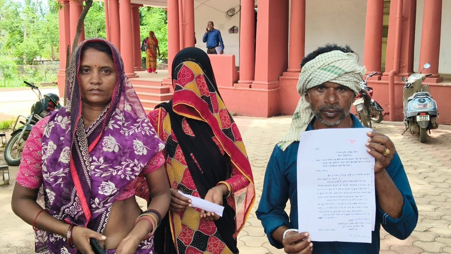 शिवपुरी: पुश्तैनी जमीन पर कब्जे का आरोप, ग्रामीण ने कोटवार को हटाने की मांग की