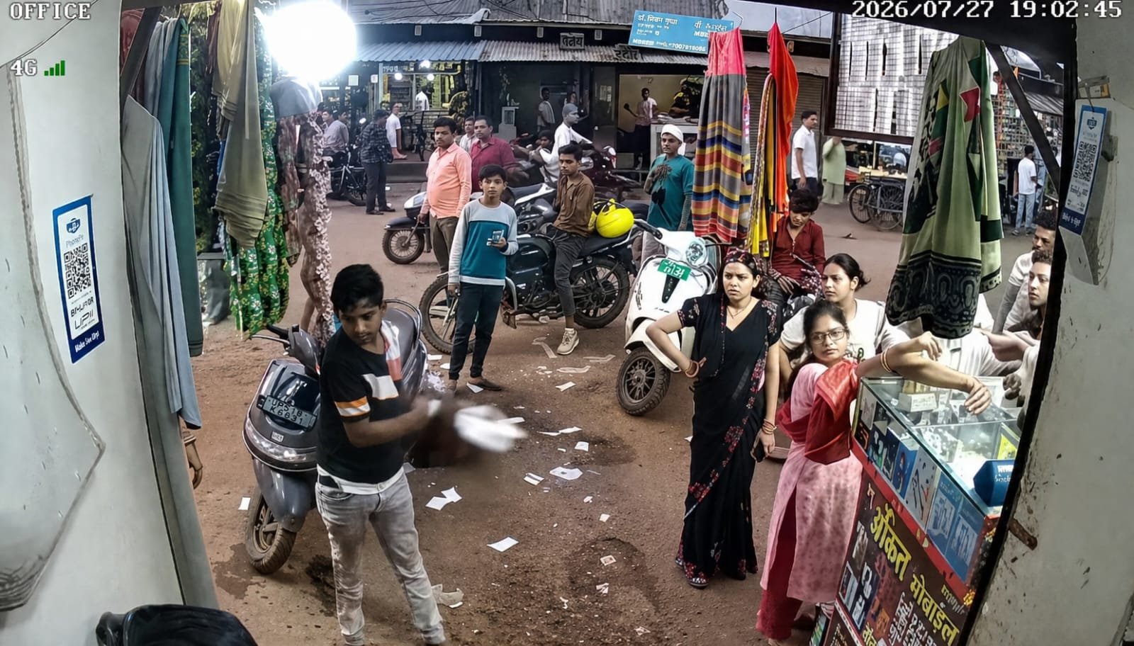 शिवपुरी: कोर्ट रोड की दुकान को लेकर विवाद, किरायेदार ने दुकान मालिक पर अभद्रता और सामान फेंकने का लगाया आरोप
