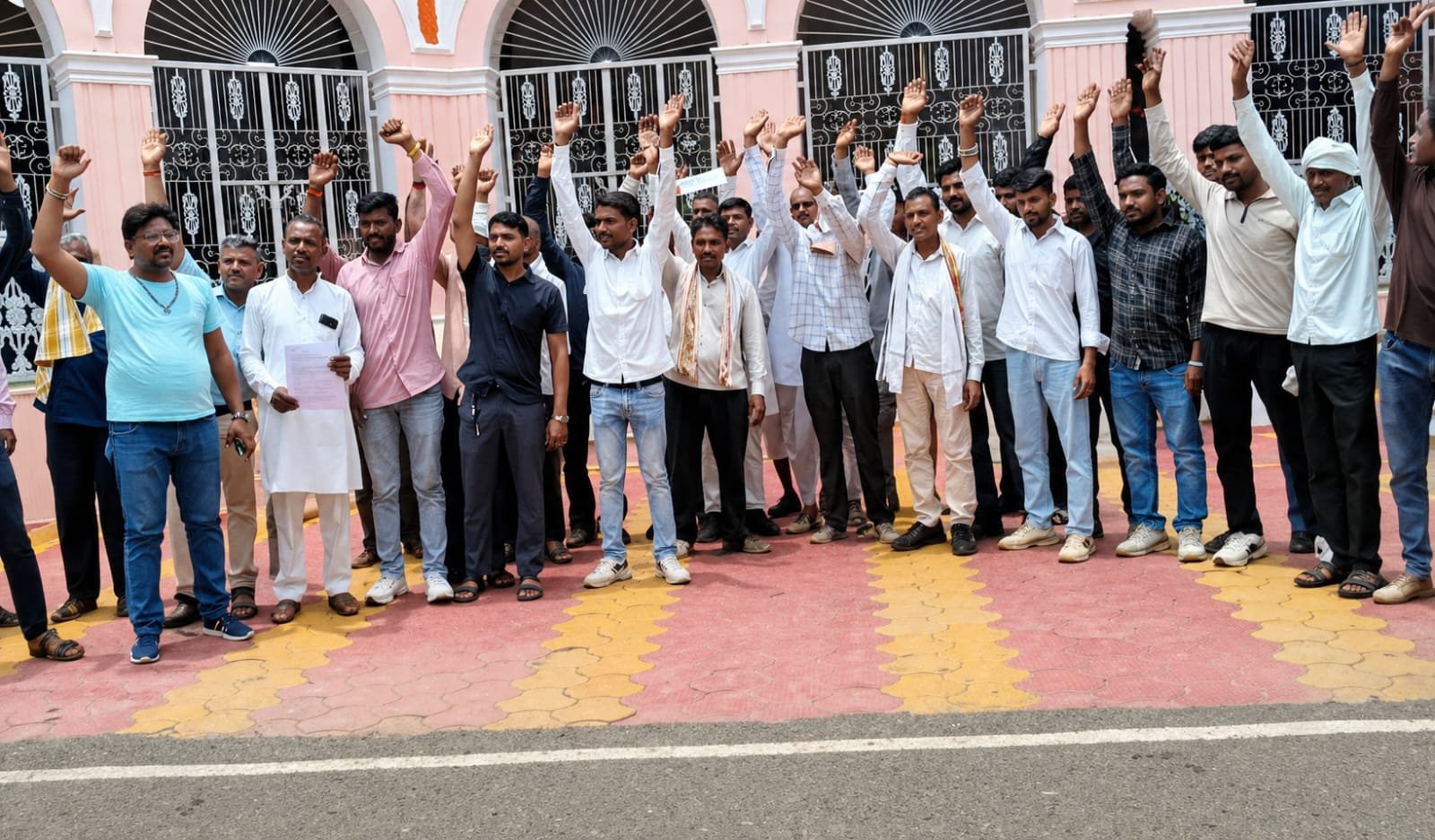 शिवपुरी: ब्लास्टिंग और धूल से परेशान ग्रामीणों ने पत्थर क्रेशर बंद कराने की मांग, आंदोलन की चेतावनी