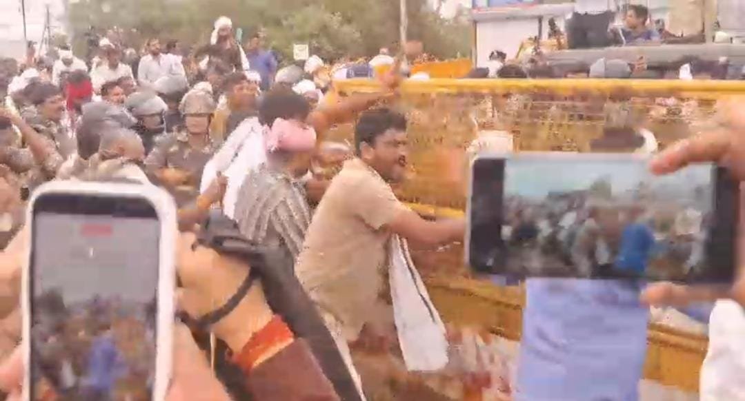 भोपाल में मूंग खरीदी की मांग पर किसानों का प्रदर्शन, होशंगाबाद रोड पर जाम; पुलिस ने लगाए बैरिकेड्स