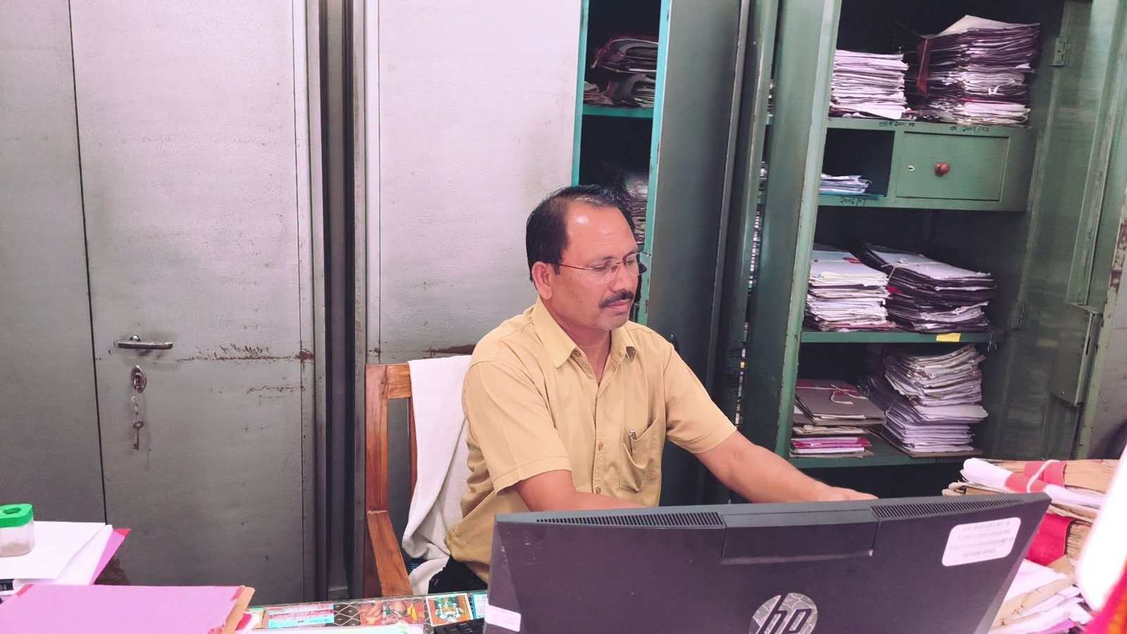 छतरपुर कलेक्ट्रेट में बाबू पर रिश्वत मांगने का आरोप, भाजपा नेता ने कलेक्टर से की शिकायत की चेतावनी