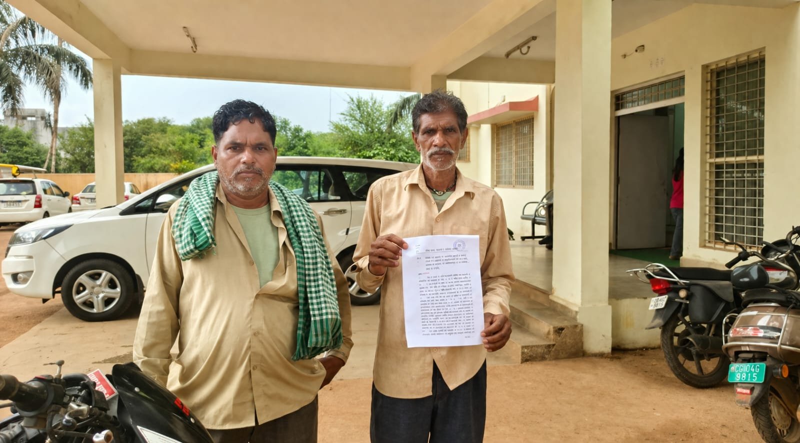 ट्रैक्टर से खेत जोतने पहुंचे दबंगों पर जमीन कब्जाने का आरोप: एसपी से शिकायत