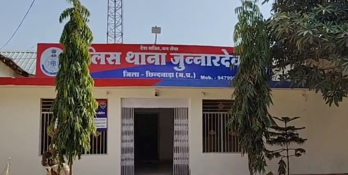 छिंदवाड़ा: ग्रामीणों ने बोलेरो रोककर शराब की खेप सड़क पर फेंकी, वीडियो वायरल