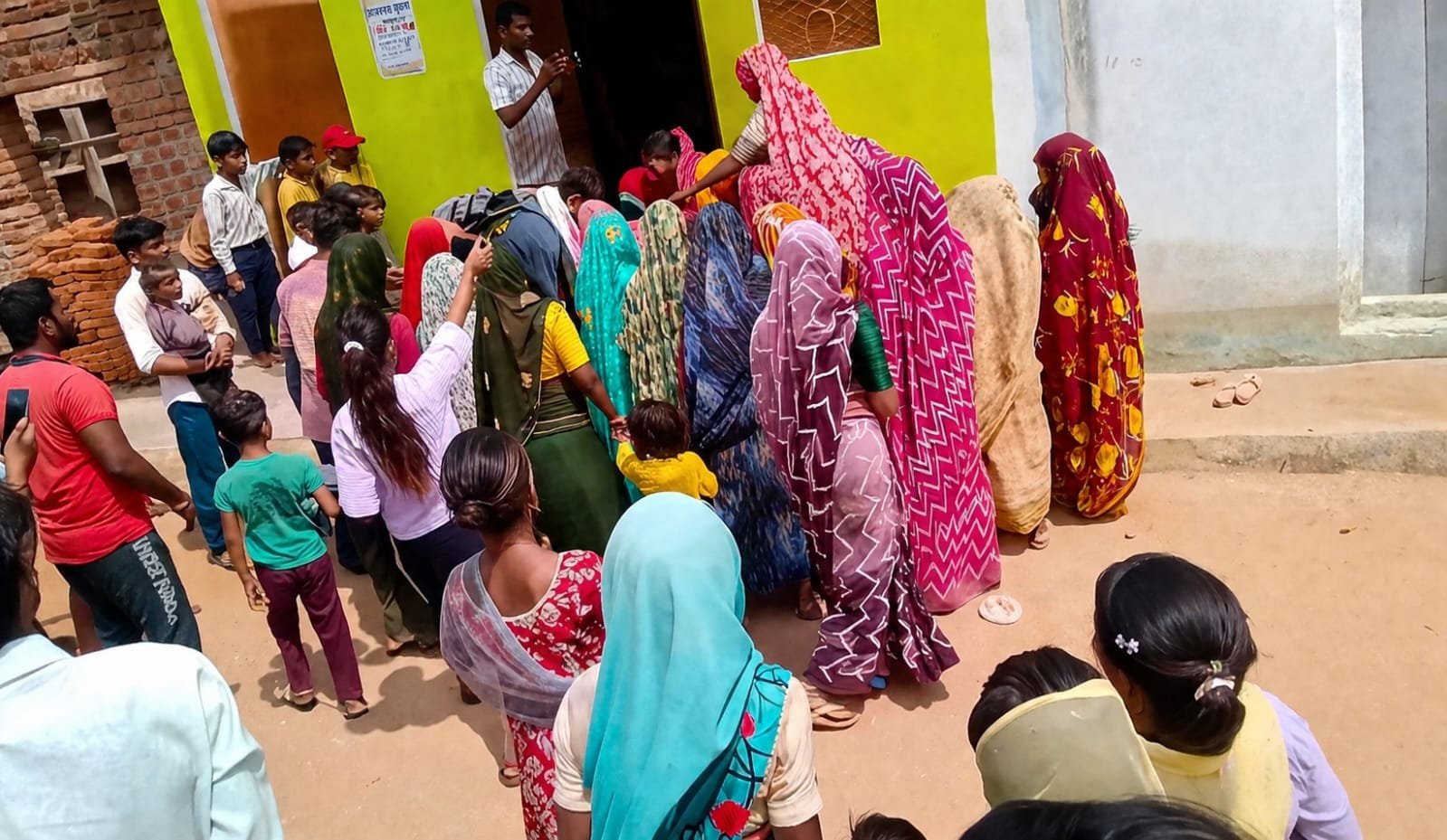 शिवपुरी: आदिवासी महिलाओं का अवैध शराब के खिलाफ अभियान तेज, दुकान से शराब निकाल सड़क पर फेंकी
