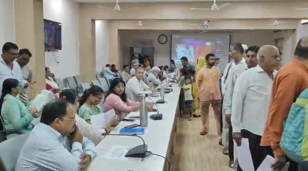 बुरहानपुर जनसुनवाई डेढ़ घंटे देरी से शुरू, इंतजार से नाराज हुए शिकायतकर्ता