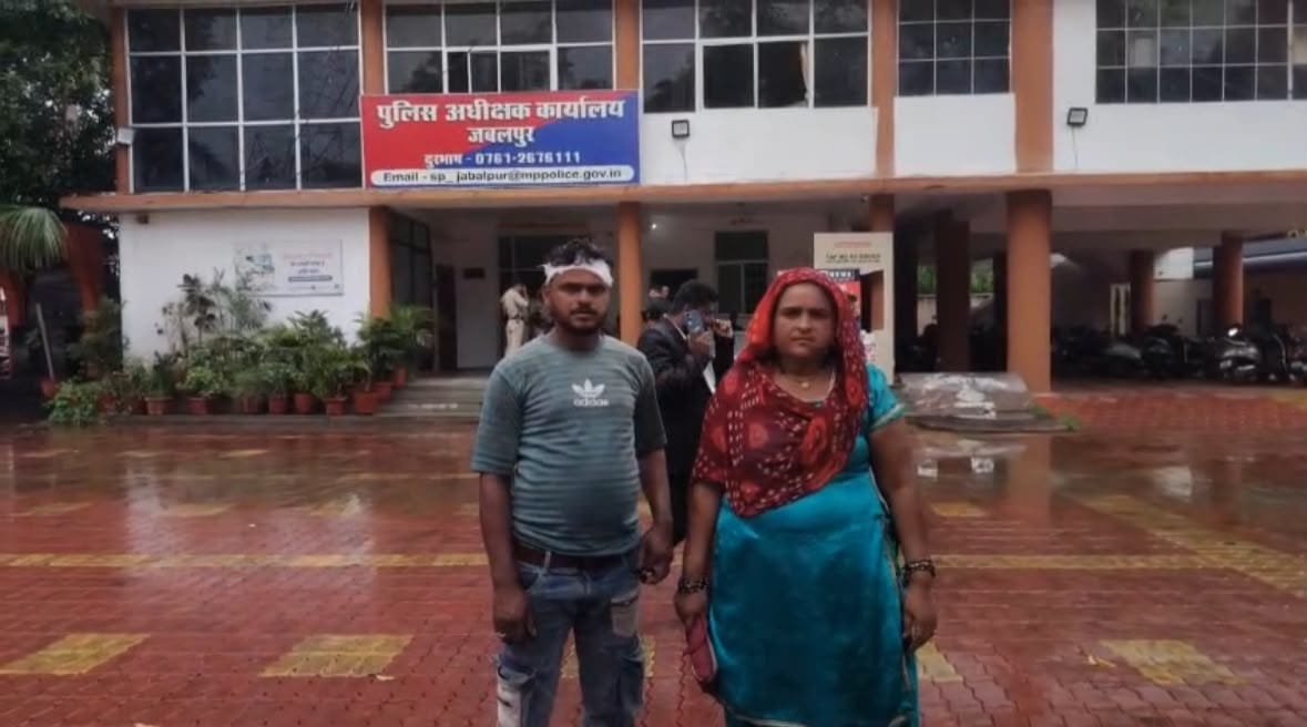 छेड़खानी का विरोध करने पर परिवार पर हमला: न्याय की गुहार लेकर एसपी कार्यालय पहुंचे पीड़ित