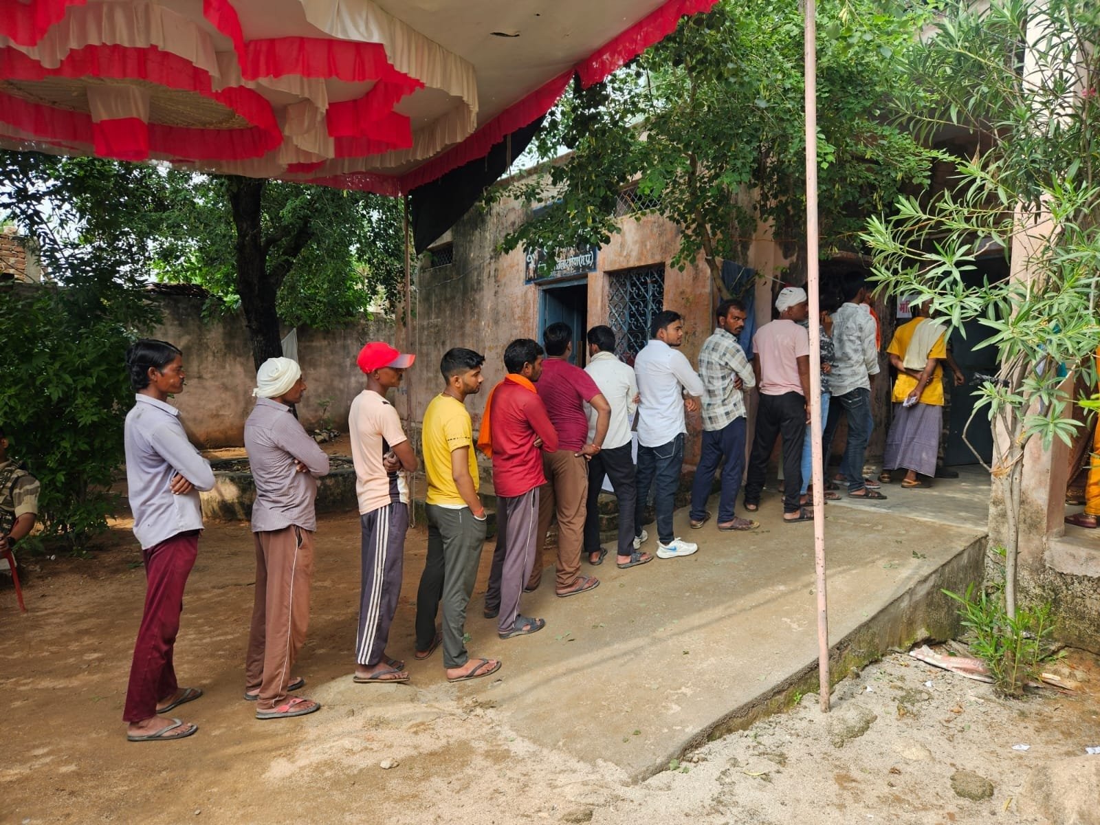दतिया उपचुनाव: 3 बूथों पर EVM में खराबी और लखनपुर में सड़क की मांग पर बहिष्कार के बीच मतदान जारी, प्रत्याशियों ने किए जीत के दावे