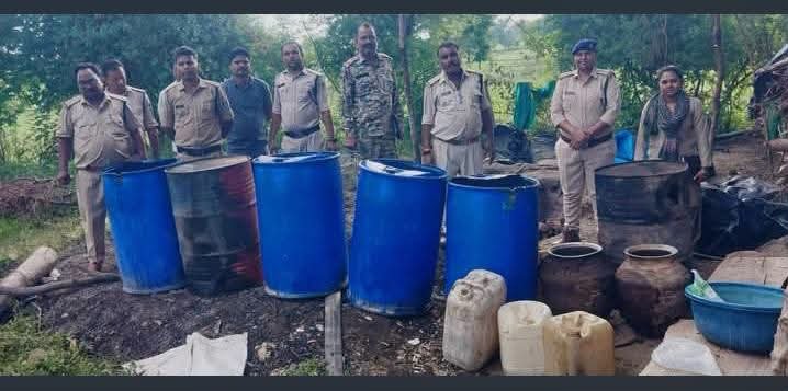 पिछोर में अवैध शराब पर पुलिस का बड़ा एक्शन: 3000 लीटर लहान नष्ट, 525 लीटर कच्ची शराब जब्त