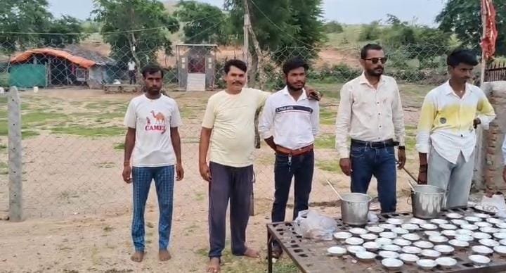 गुरु पूर्णिमा पर पनिहारा के गजानन माता मंदिर में खीर वितरण, श्रद्धालुओं ने ग्रहण किया प्रसाद